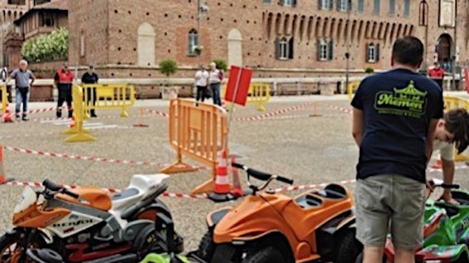 Galliate, circuito didattico in piazza per prova pratica di educazione stradale